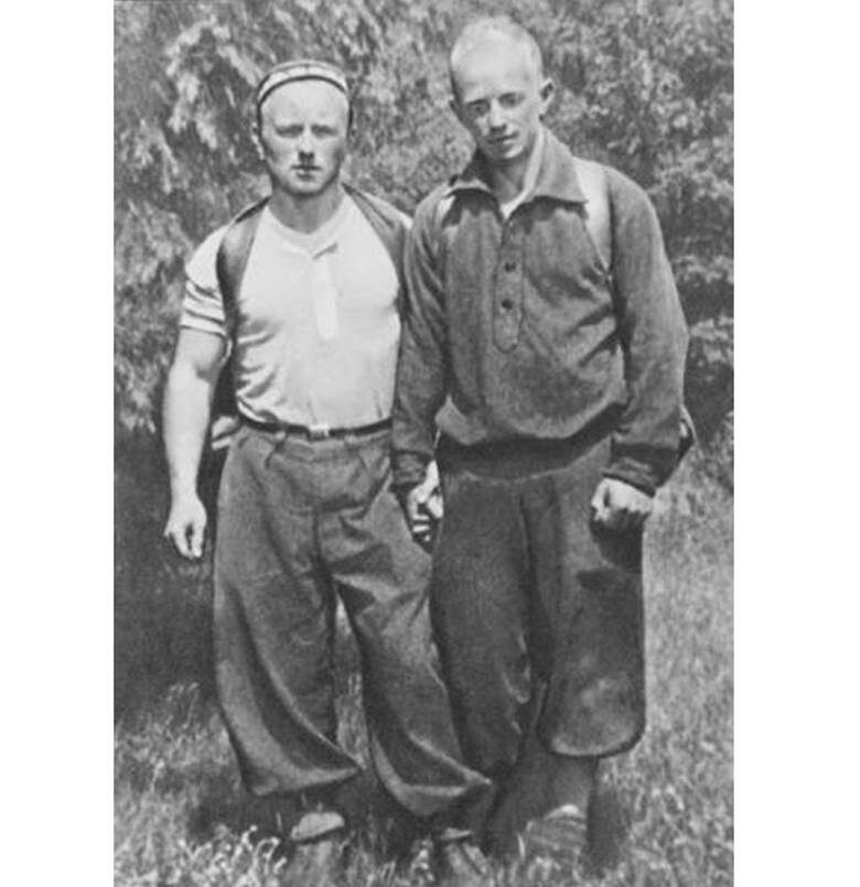 Братья Евгений (слева) и Виталий Абалаковы. Фото 1920-х годов