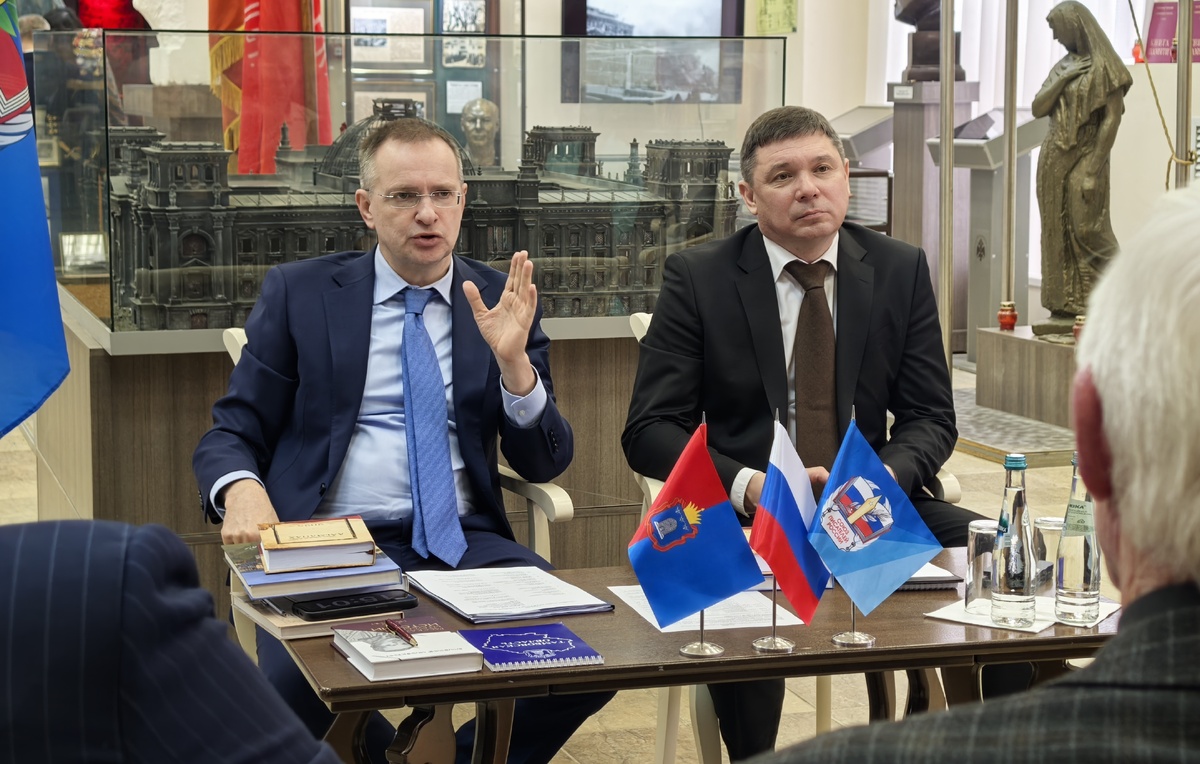    Председатель Союза писателей России, помощник президента РФ Владимир Мединский и глава Тамбовской области Евгений Первышов  Таисия Кириллова/ТАСС