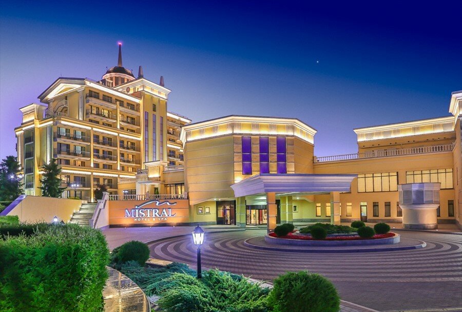 Роскошный Mistral Hotel & SPA 5* в Истринском районе по адресу: территория Строй Капитал, 9. Этот пятизвездочный курорт на берегу Истринского водохранилища — настоящий «порт приписки» для ценителей премиального отдыха в Подмосковье. В 2026 году здесь по-прежнему предлагают лучший сервис: от собственной стоянки для яхт до великолепного SPA-центра с хаммамом и прокатом снаряжения для активного отдыха.