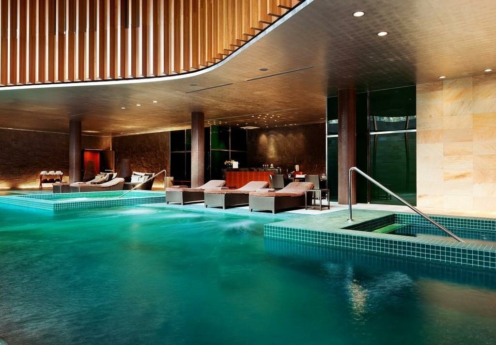 Аквазона и термальный комплекс Barvikha Hotel & Spa 5* на Рублево-Успенском шоссе, дом 114с3. Отель, созданный легендарным архитектором Антонио Читтерио, является частью комплекса Barvikha Luxury Village. В 2026 году этот SPA-центр остается эталоном загородного люкса в Подмосковье, предлагая гостям безупречную эстетику минимализма, бассейны с гидромассажем и процедуры мирового уровня.