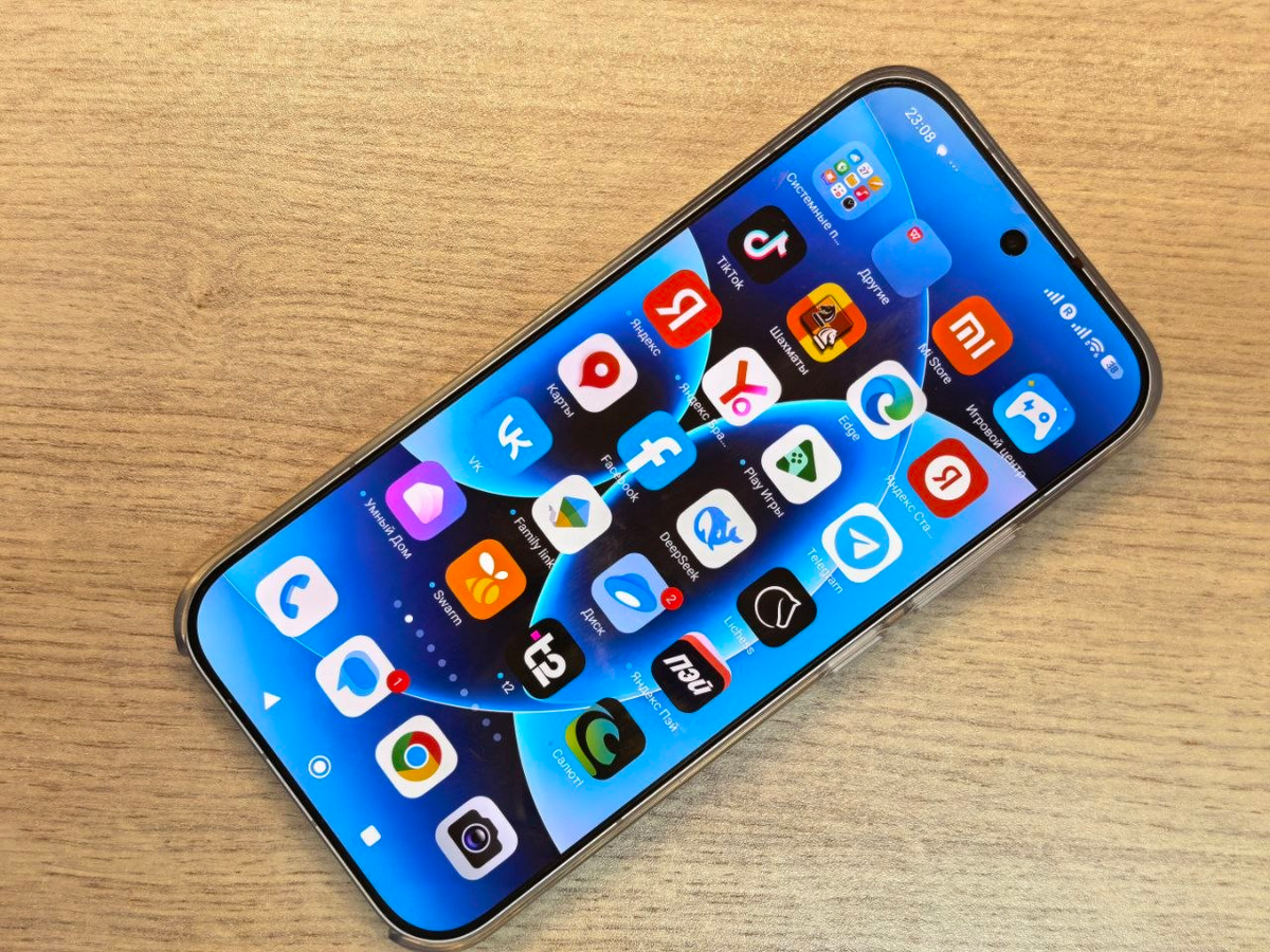 Xiaomi 17 в комплектном чехле