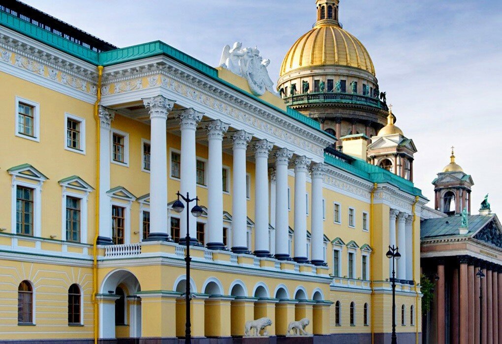 Исторический фасад отеля Four Seasons Hotel Lion Palace St. Petersburg 5* на Вознесенском проспекте, д. 1. Здание представляет собой отреставрированную княжескую резиденцию XIX века, расположенную в непосредственной близости от Исаакиевского собора и главных культурных объектов города. В 2026 году это актуальная локация для планирования поездок с целью классического экскурсионного отдыха в историческом центре Санкт-Петербурга.

