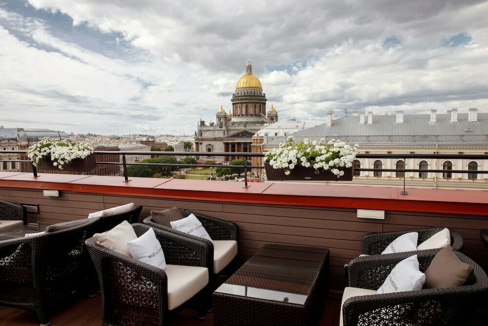 Видовая терраса Lotte Hotel St. Petersburg 5* по адресу переулок Антоненко, 2. С открытой площадки бара L Terrasa открывается панорамный вид на Исаакиевскую площадь и собор, что обеспечивает гостям исключительные визуальные характеристики во время отдыха. В 2026 году это востребованная локация для создания фотоконтента и проведения встреч в историческом центре города.

