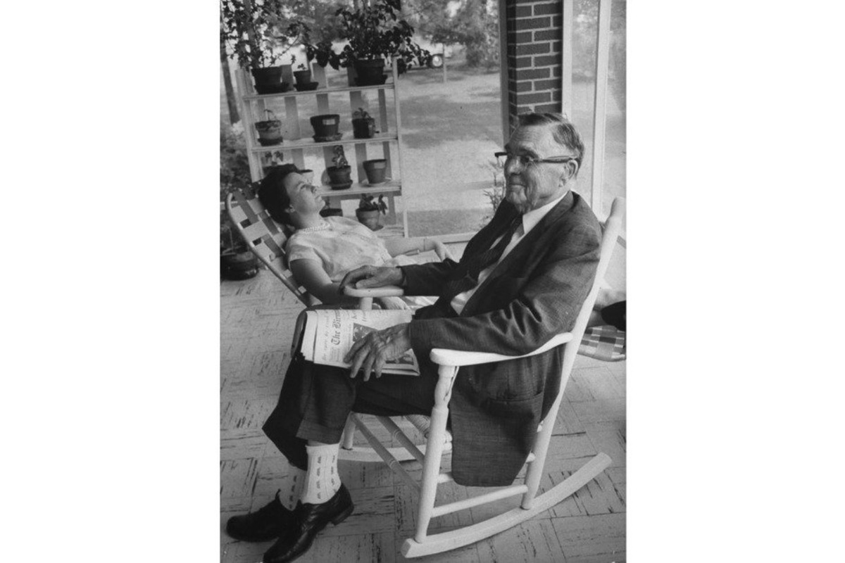    Харпер Ли и ее отец на крыльце их дома в Алабаме. скриншот с сайта BBC