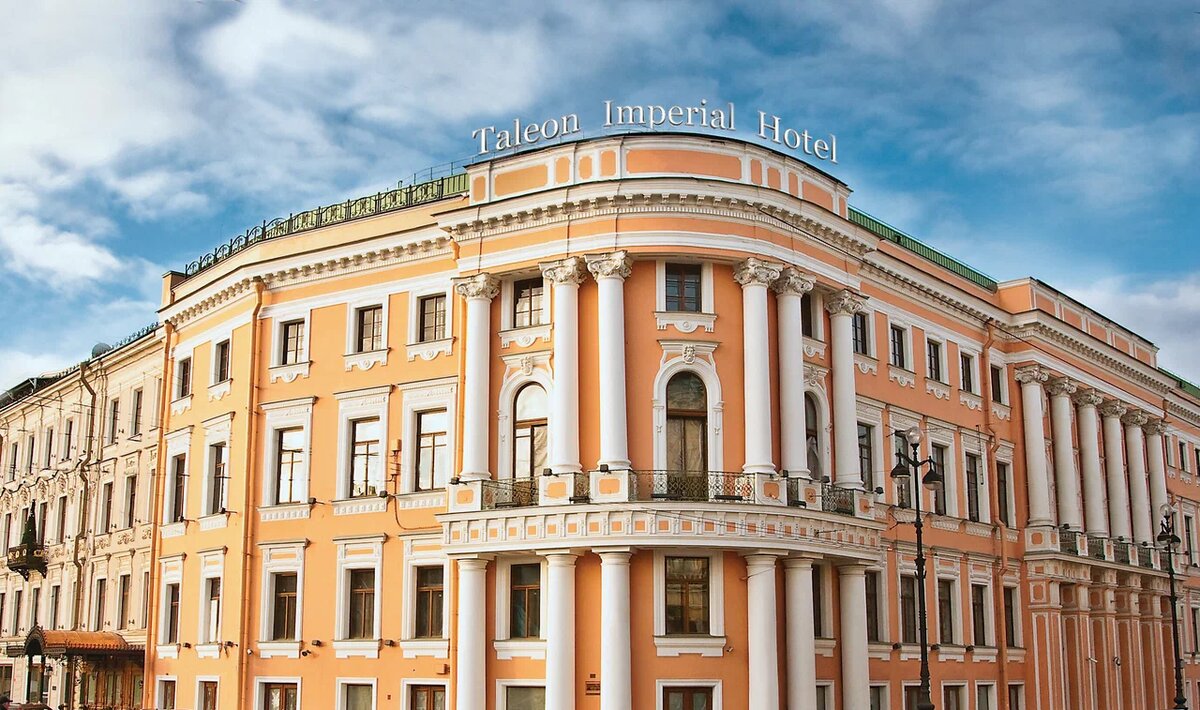 Исторический фасад отеля «Талион Империал» 5* в Санкт-Петербурге по адресу набережная реки Мойки, 59. Здание дворцового типа расположено на пересечении с Невским проспектом и предлагает гостям размещение в восстановленных интерьерах XVIII века с панорамным видом на центр города. В 2026 году это актуальная локация для глубокого погружения в историю Петербурга и премиального отдыха в шаговой доступности от Эрмитажа.