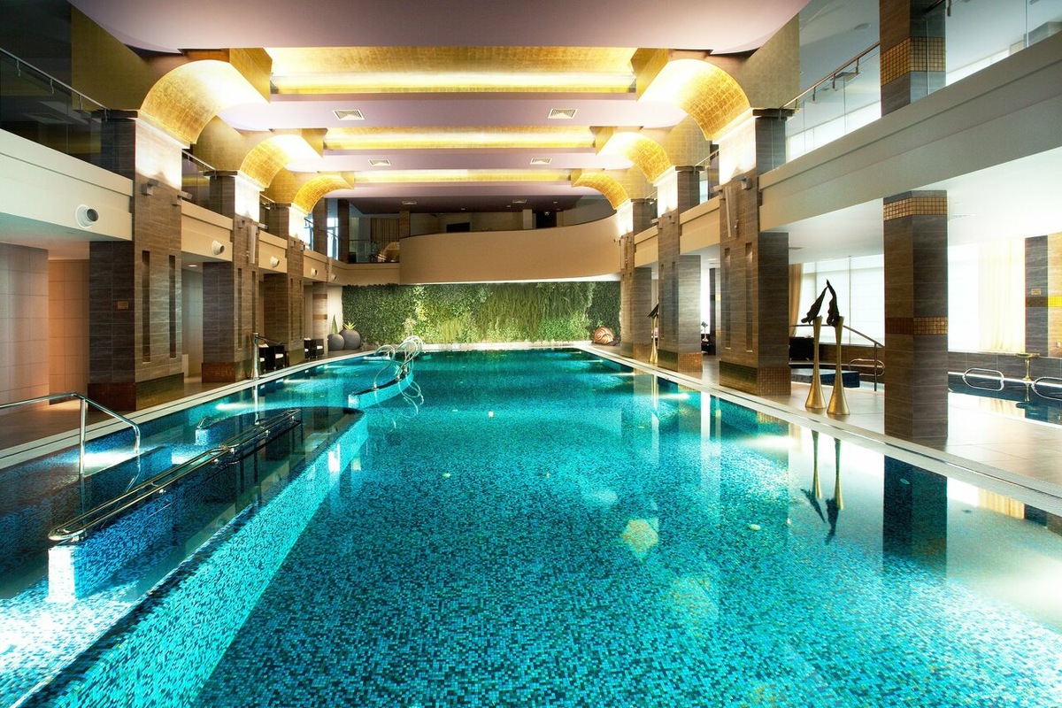 Аквазона отеля Luciano Wellness & SPA Complex 5* по адресу улица Право-Булачная, 49. Многофункциональный бассейн является частью масштабного оздоровительного центра, включающего термальные зоны и современную медицинскую базу для комплексного восстановления организма. В 2026 году это актуальная локация для медицинского туризма и качественного отдыха в историческом центре Казани.