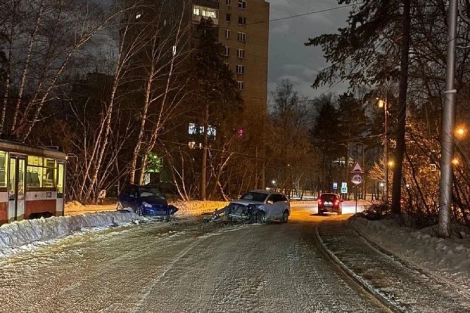    Водитель отцовского внедорожника бросил машину и сбежал. Фото: ГАИ по Новосибирску