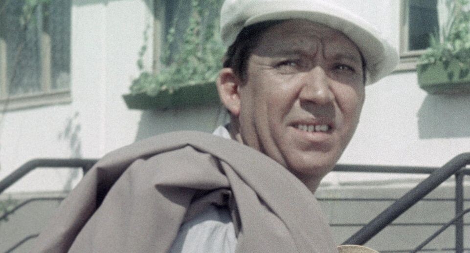 Трагедия «Бриллиантовой руки». Какие тайны скрыл в фильме Гайдай и чем шокировала судьба «белокурого ангела» на руках Никулина?