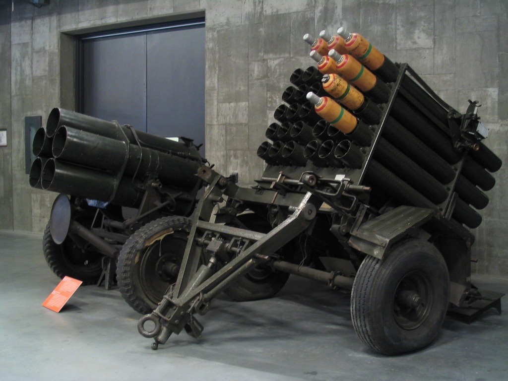 Nebelwerfer (слева) мог стрелять химическими снарядами, но «по документам» был оружием для создания дымовой завесы