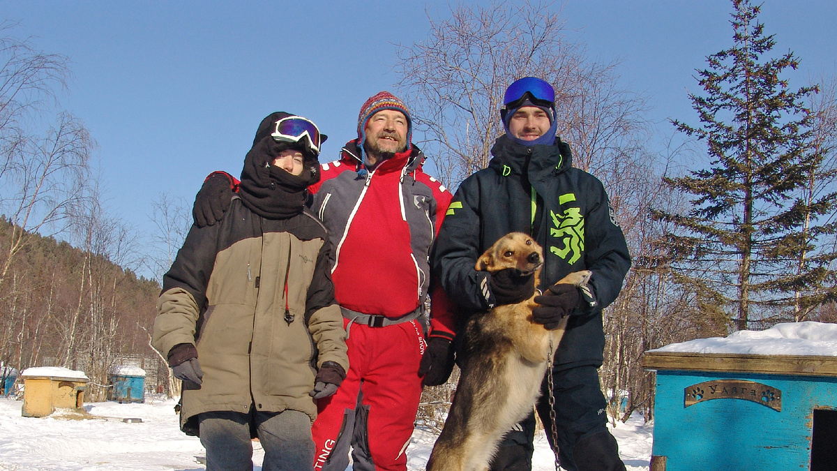 В тот день мне удалось сфотографировать лишь малую часть семьи Тюрюминых – тех кто в этот день занимался с собаками и возил туристов на упряжках. Слева направо: Дарья, Олег Анатольевич, Арсений и пес по кличке Удага – настоящий ездовой