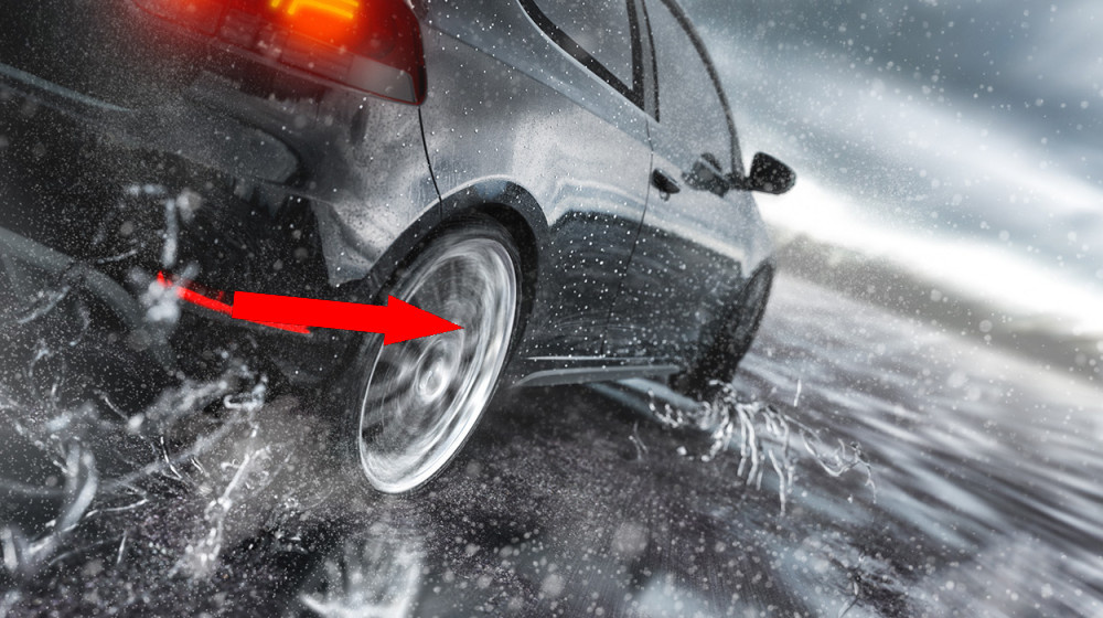    Почему ваш автомобиль словно летит по водяной дорожке и как не погибнуть в воде на мокрой трассе