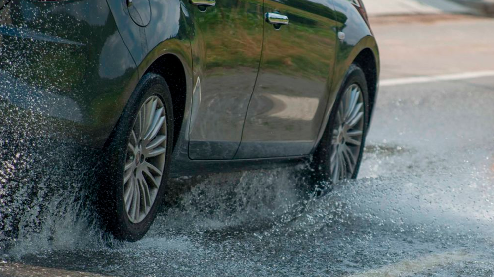    Почему ваш автомобиль словно летит по водяной дорожке и как не погибнуть в воде на мокрой трассе