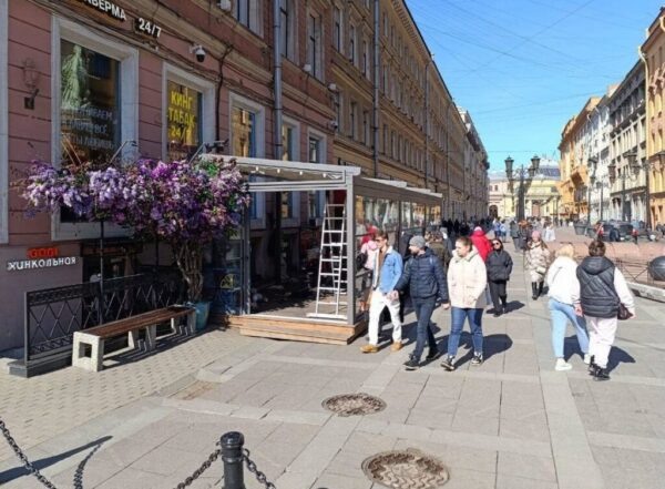 Снос привычных летних веранд, не только на Невском проспекте, но и к примеру, на Малой Конюшенной, улице, примыкающей к Невскому, начался — причиной может быть небольшое нарушение, нарушителям договор не продлевают. Фото: канал Дзен «Петербургская газета»