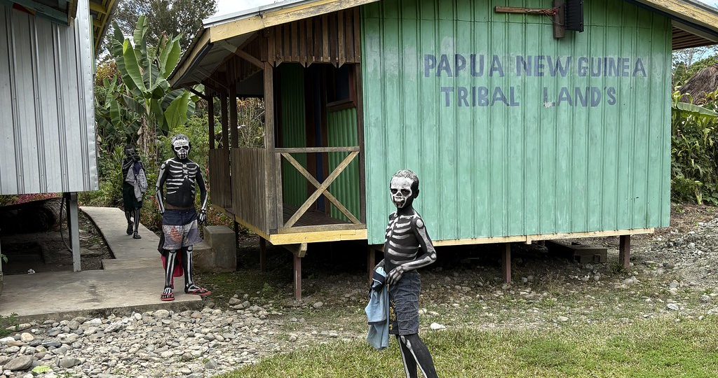 У вас папуасы не настоящие, а клоуны какие-то ряженые.