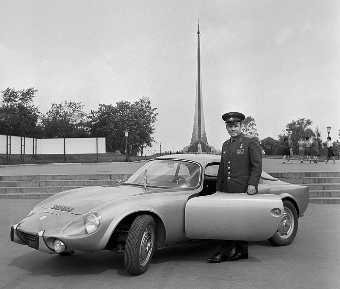 30 июля 1965 года. Юрий Гагарин со своей машиной у монумента "Покорителям космоса" на проспекте Мира