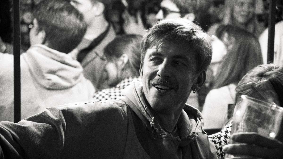 Саша (Александр Паль).