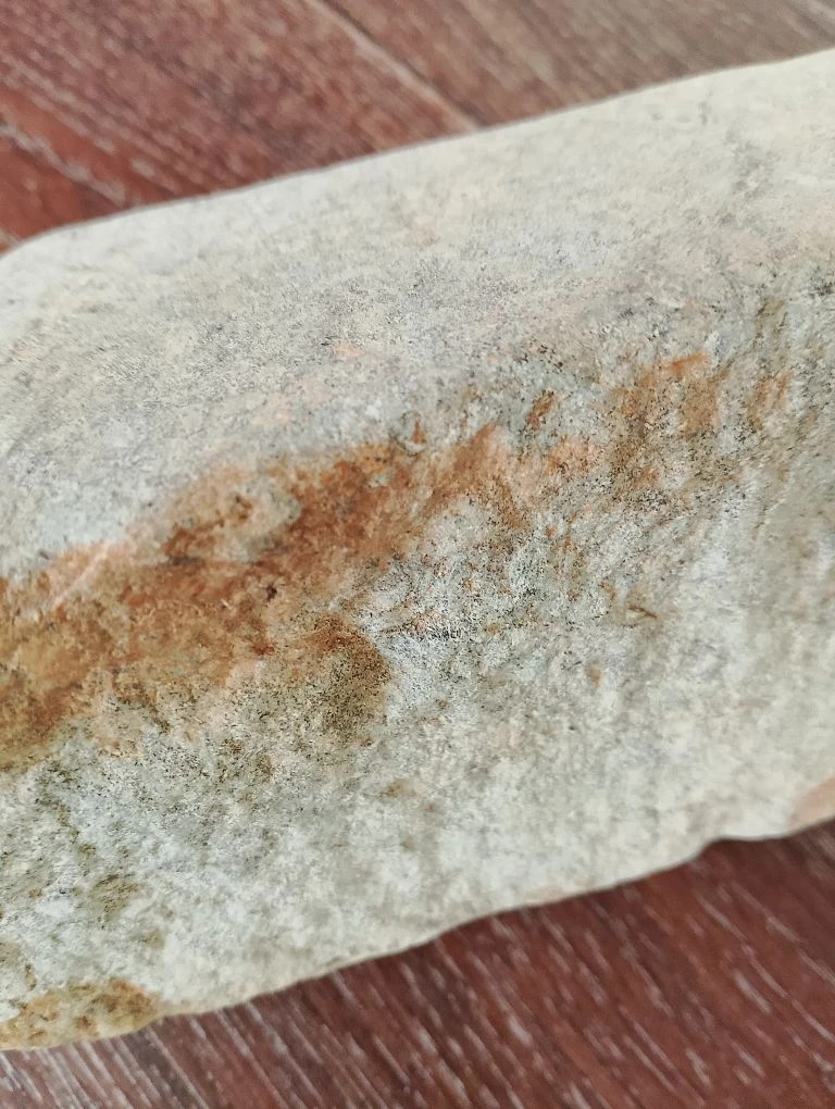 Камень похожий на метеорит. 