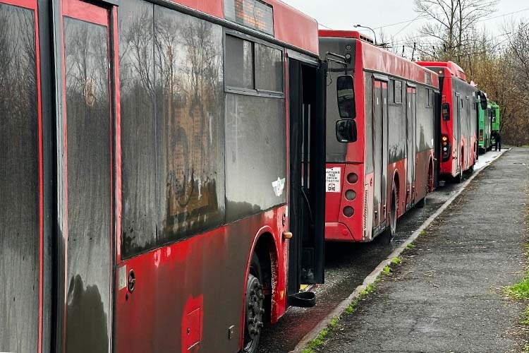    В день блокировки базы КПАТП №9 бросило силы на поиски временной площадки и аренду новой автобазы.   
Фото: Илья Зима