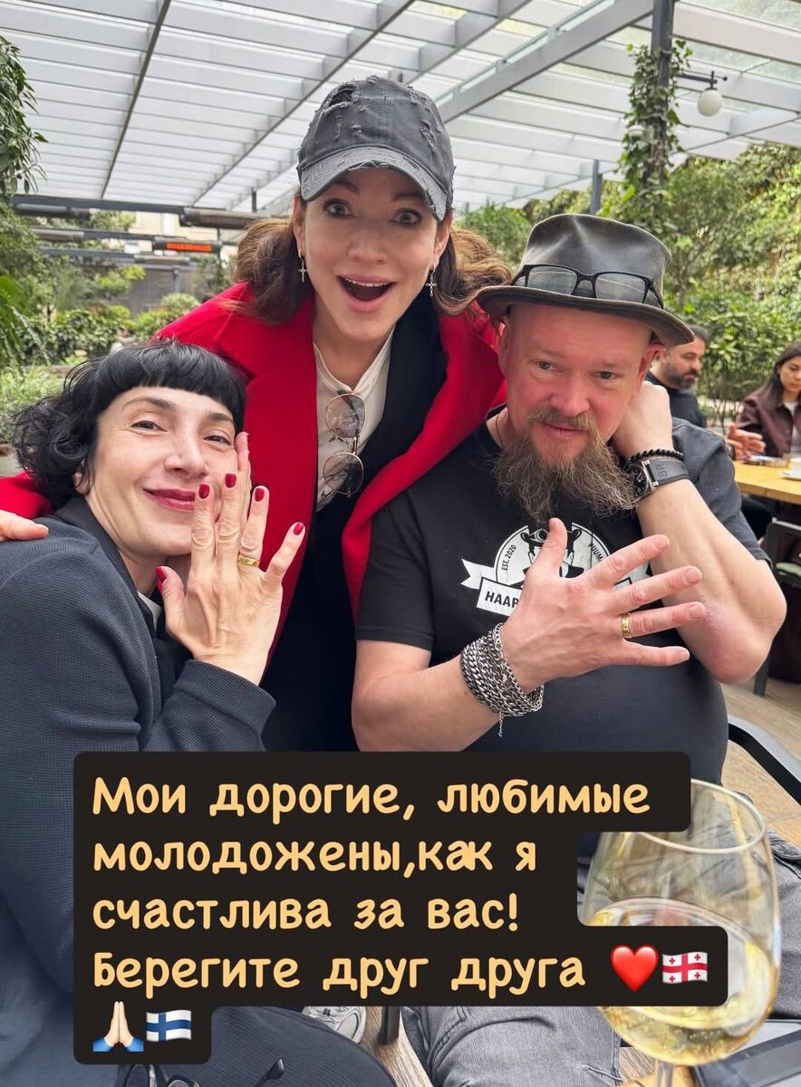    Алена Хмельницкая с молодоженамиСоцсети Алены Хмельницкой