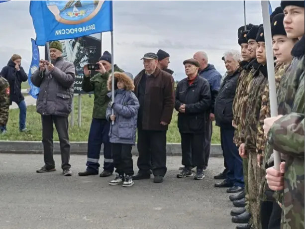 Члены Саратовского областного радиоклуба РО ДОСААФ на торжественной линейке