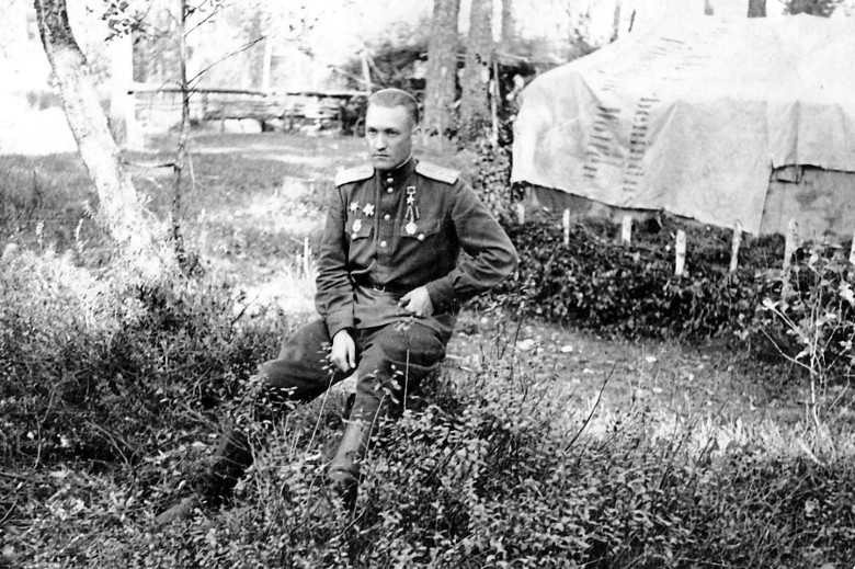 Георгий Платонов, командир эскадрона 16 гкд, Герой Советского Союза. Август 1945 года, снимок сделан после вручения звезды Героя. Фото с сайта «Я помню»
