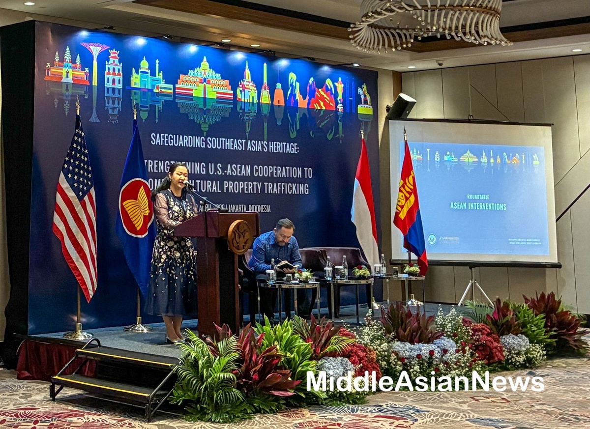 Буянжаргал выступает на конференции