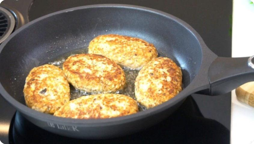 Бросьте всё и жарьте эти котлеты. Вкуснее мяса — вот в чем подвох. Две добавки, после которых вы забудете о мясных котлетах...