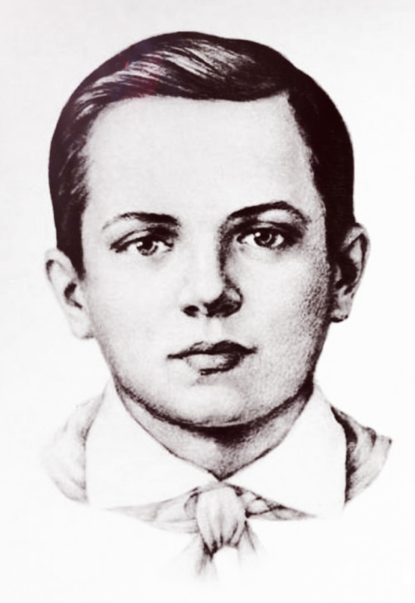 Анатолий Григорьевич Комар — советский военнослужащий, участник Великой Отечественной войны, разведчик 332-й разведывательной роты 252-й стрелковой дивизии 53-й армии, 2-го Украинского фронта, рядовой. 