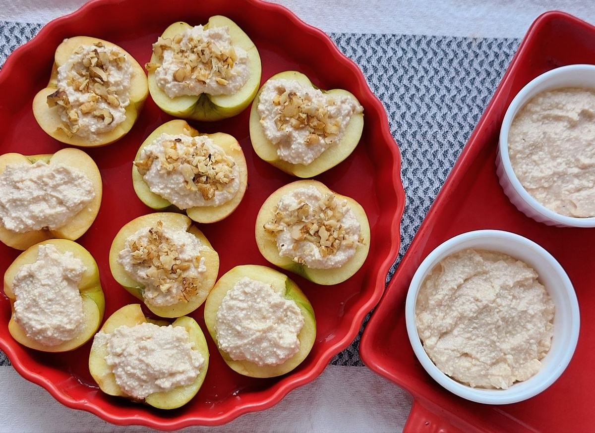 яблоки с творогом , грецким орехом и корицей