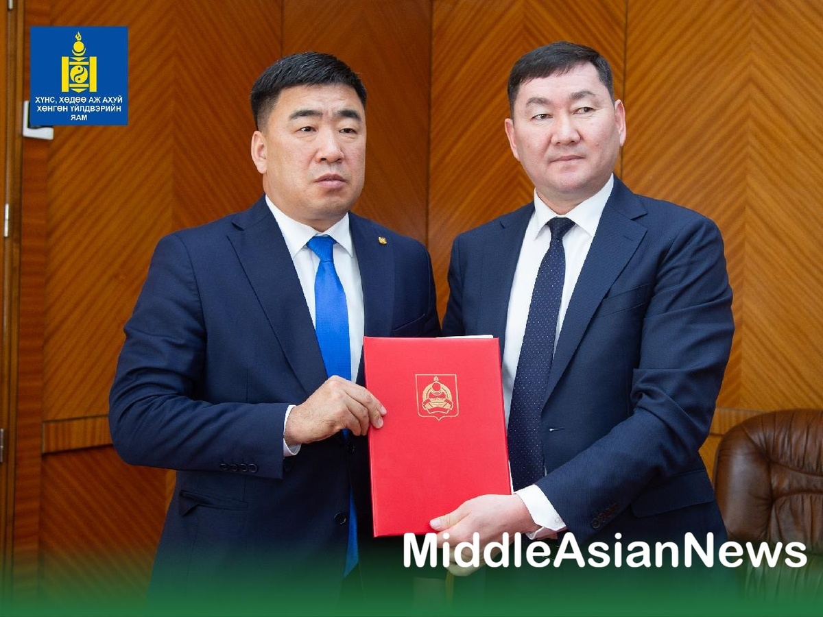 слева: Идэрбат Цагаанхүү и Амгалан Дармаев