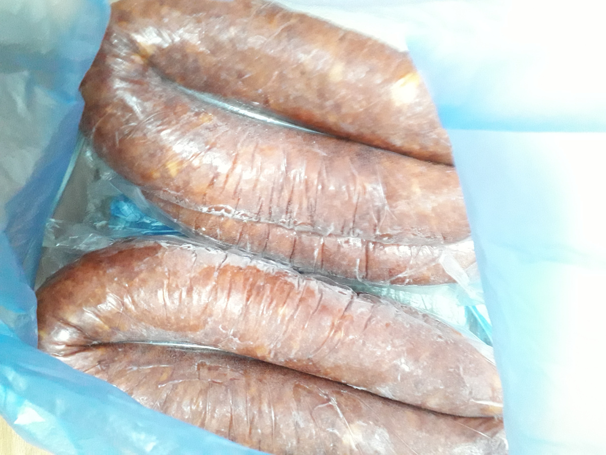 Начнём с колбасы; данный образец приготовлен из мяса лося и кабана в пропорции 50/50; полукопчёная; сформована полукольцами весом по 500 г; в натуральной оболочке; колбасные изделия в 2023-2024 годах стоили 500-600 российских рублей за 1 кг