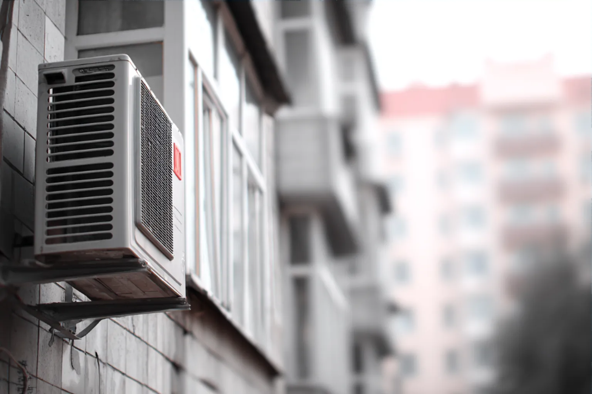 Кондиционер висит. Сосед смотрит. УК готовит иск. Трещина на стене расползается. Вопрос: что появится раньше — летняя жара или судебное предписание о демонтаже?