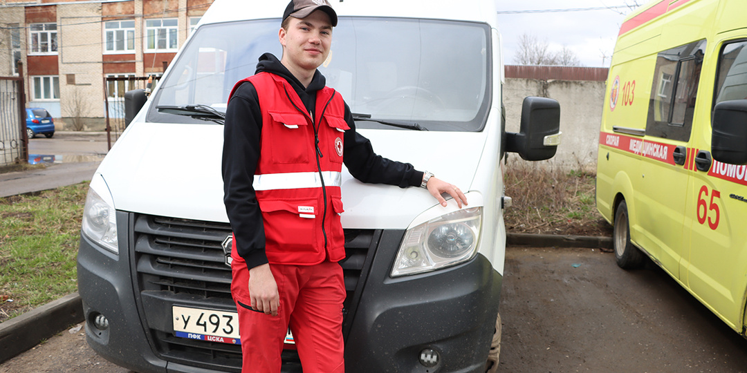 Под мигающим светом проблескового маячка