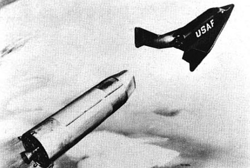 Зеркало холодной войны: американский X-20 Dyna-Soar, отменённый в 1963-м, стал тем призраком, в ответ на который родилась «Спираль». Обе стороны гнались за тенью противника  и обе отступили, не дойдя до финиша. Разница в том, что советский ответ на несуществующую угрозу оказался технически жизнеспособнее оригинала.