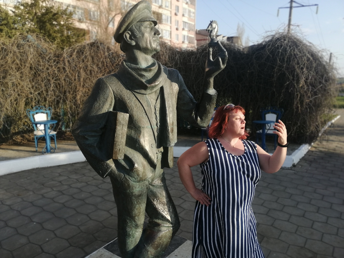 Говорят, если потереть нос Бендера, то непременно грядет удача. По моим наблюдениями коня тоже трут. Фото из архива автора