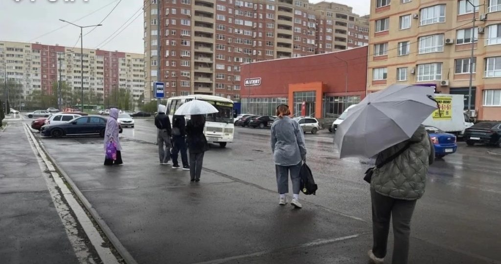 В Оренбурге люди ждут автобусы под дождем и снегом