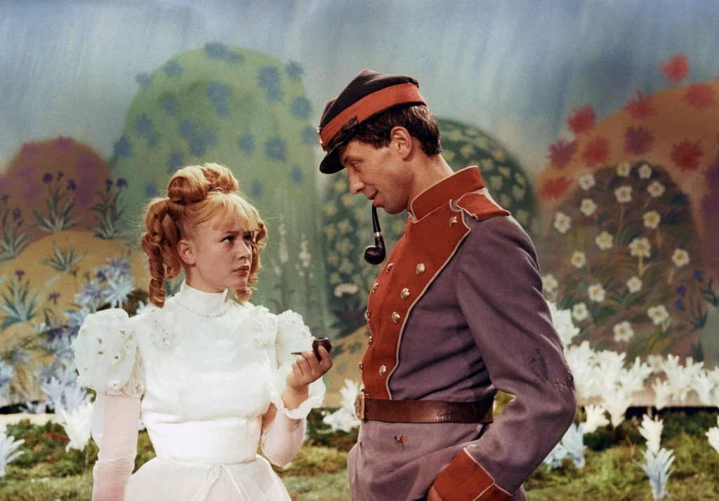Марина Неёлова с Олегом Далем в фильме «Старая, старая сказка», 1969