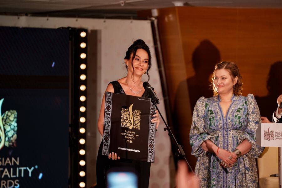 

Премия Russian Hospitality Awards считается одной из ключевых 
профессиональных наград в индустрии гостеприимства: ежегодно она 
объединяет ведущие отели страны и оценивает проекты по строгим критериям
 качества сервиса, инфраструктуры и концепции. Именно сочетание этих 
характеристик лежит в основе Mantera Supreme Seaside — инновационного 
гостиничного комплекса класса люкс в формате «морского города», 
раскинувшегося на 6 гектарах первой береговой линии. Восьмиэтажный 
комплекс объединяет 400 дизайнерских номеров и эксклюзивную коллекцию 
клубных резиденций Mantera Residence. Из панорамных окон открываются 
кинематографичные виды на Черное море и заснеженные пики Кавказского 
хребта.