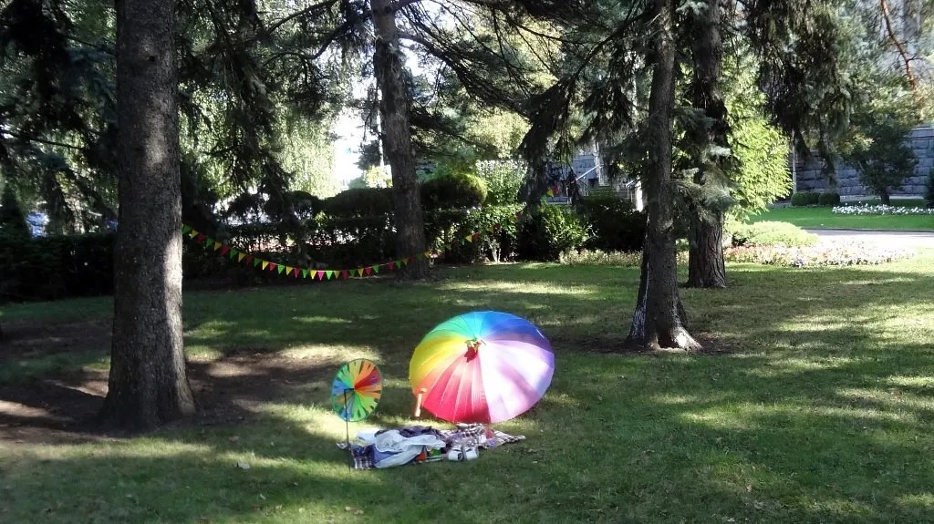  Этот жаркий день был в Ставрополе   14  октября. Хорошо помню дату, потому , что это Покров. . Прятались от солнца под зонтиком.