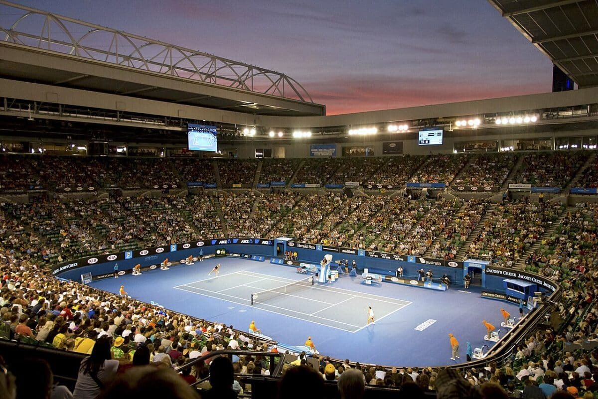    Арена Рода Лейвера, центральный корт Открытого чемпионата Австралии по теннису (Australian Open) / © Steve Collis, Centre Court at dusk, Wikipedia