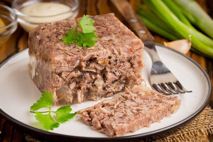 Лучше усваивается с хреном или горчицей.