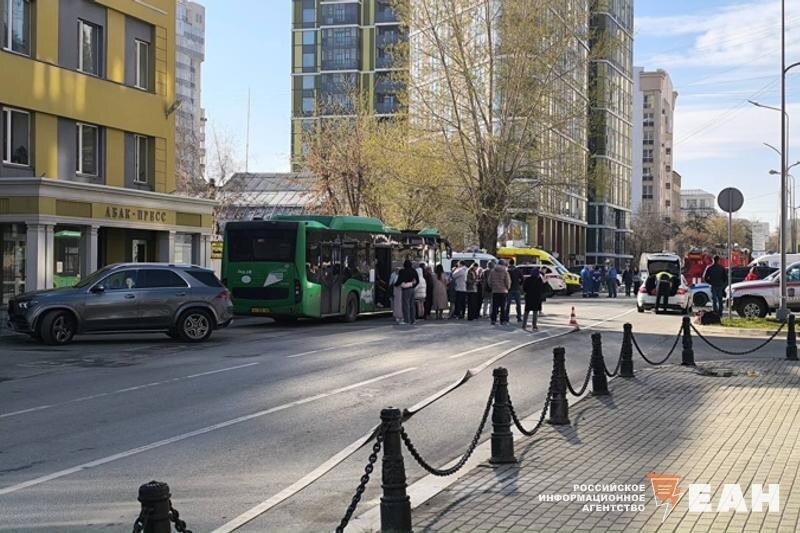    Эвакуация людей после прилета дрона 26 апреля в дом в центре Екатеринбурга