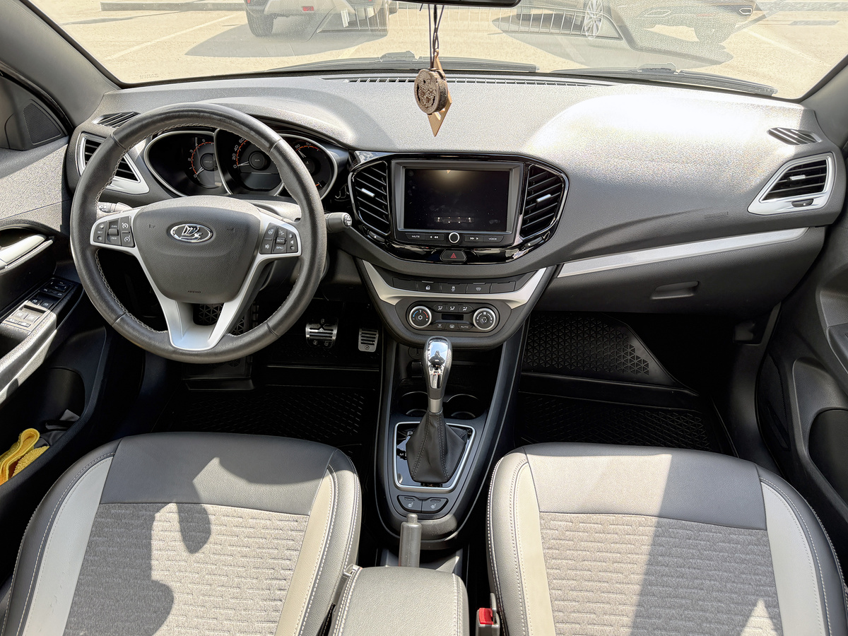 Интерьер дорестайлинговой Lada Vesta с климат-контролем