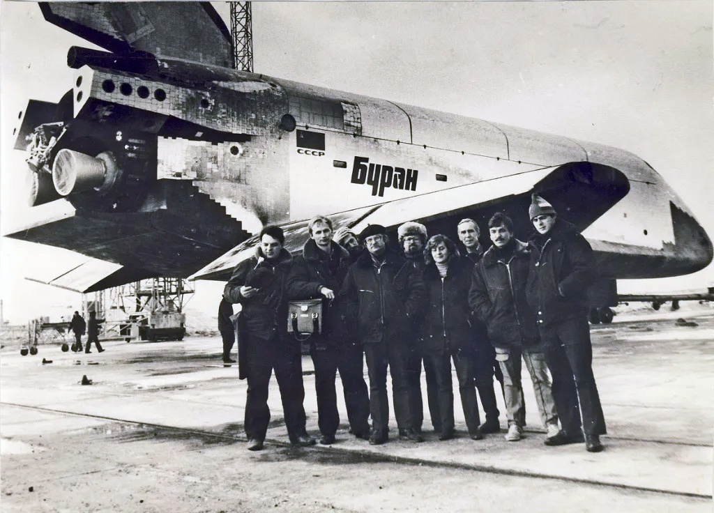 Перед запуском «Бурана»
Дата съемки: 1988 год
2-ой справа – начальник лаборатории НК Сергей Александрович Ежов.
Источник: russiainphoto.ru
