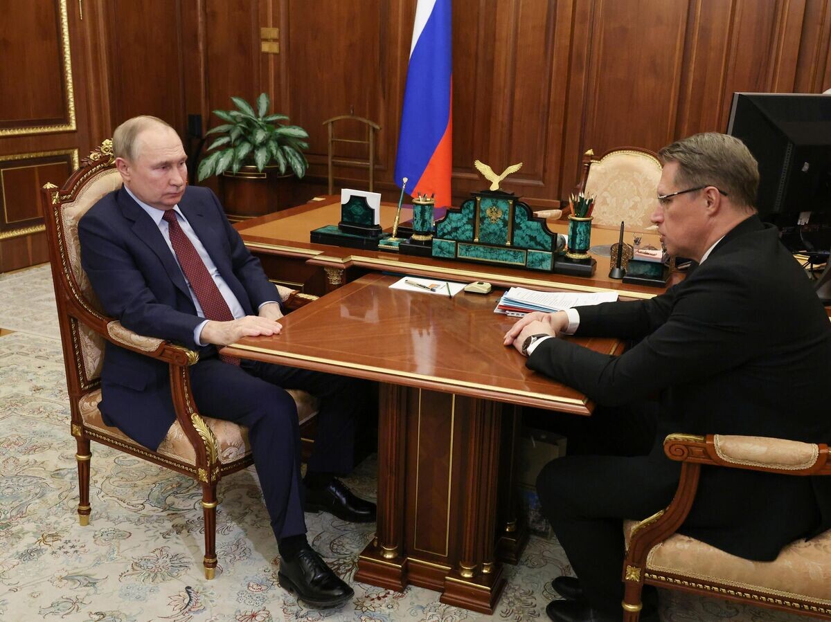    Президент РФ Владимир Путин и министр здравоохранения РФ Михаил Мурашко во время встречи | © РИА Новости / Михаил Климентьев