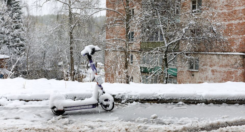    Снежный апокалипсис в Подмосковье: самокат в снегу / Медиасток.рф