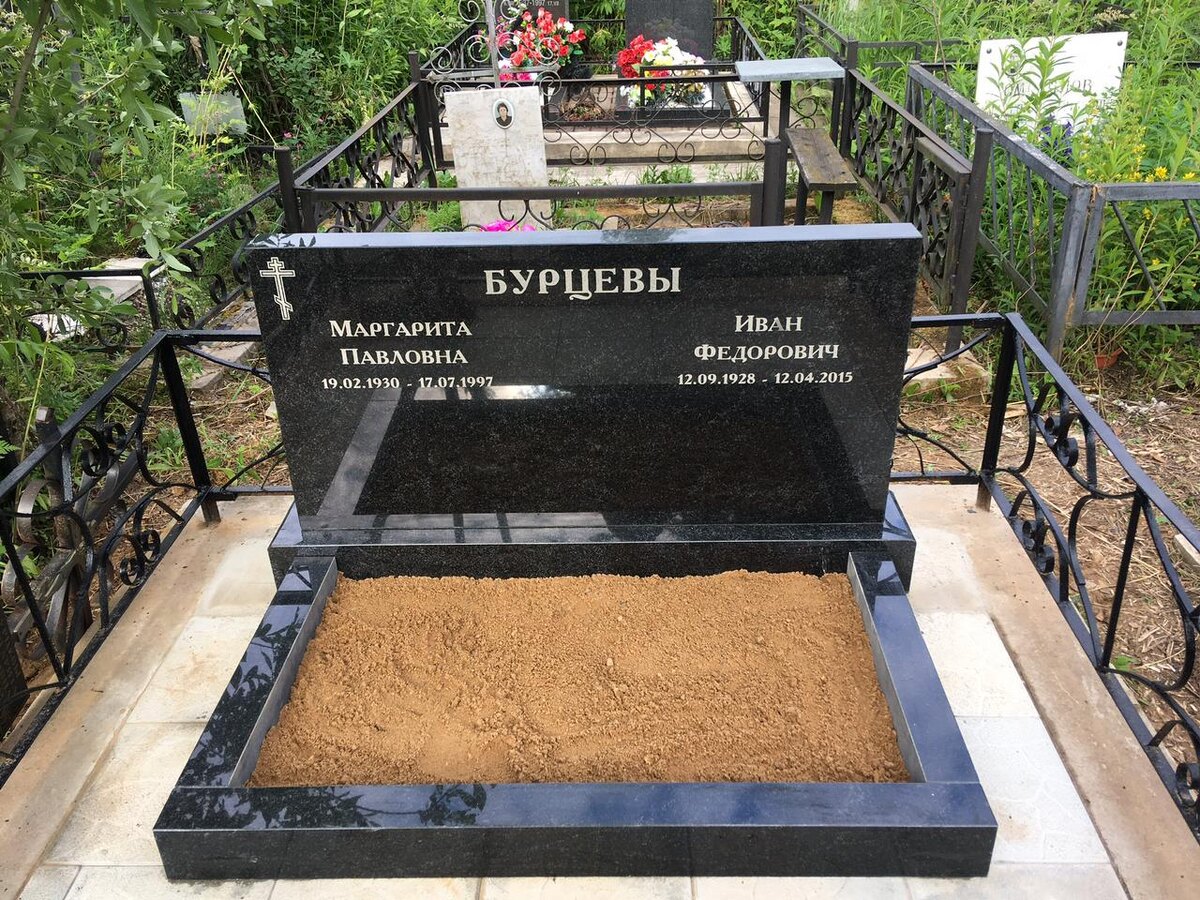 Горизонтальный памятник из гранита