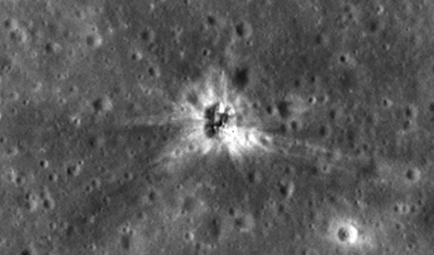 Место падения третьей ступени ракеты «Сатурн V» миссии «Аполлон-16». Фотография сделана спустя годы