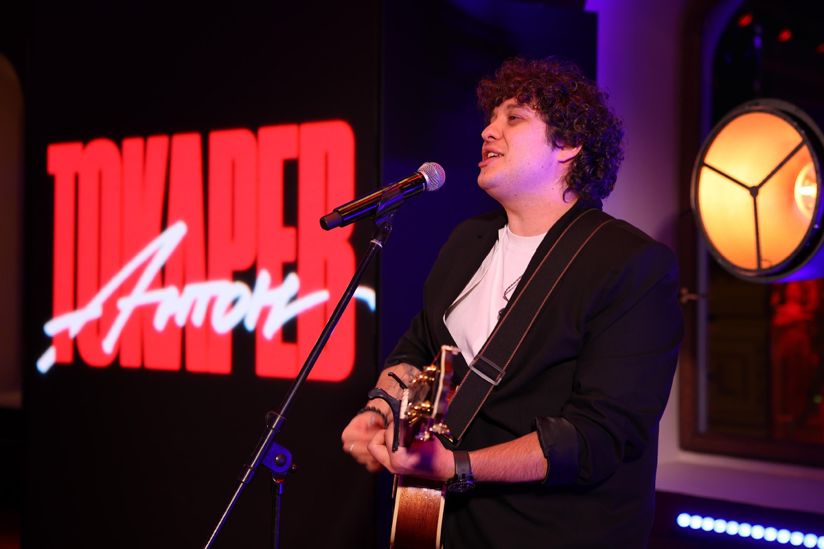 Финалист шоу «Голос» Антон Токарев