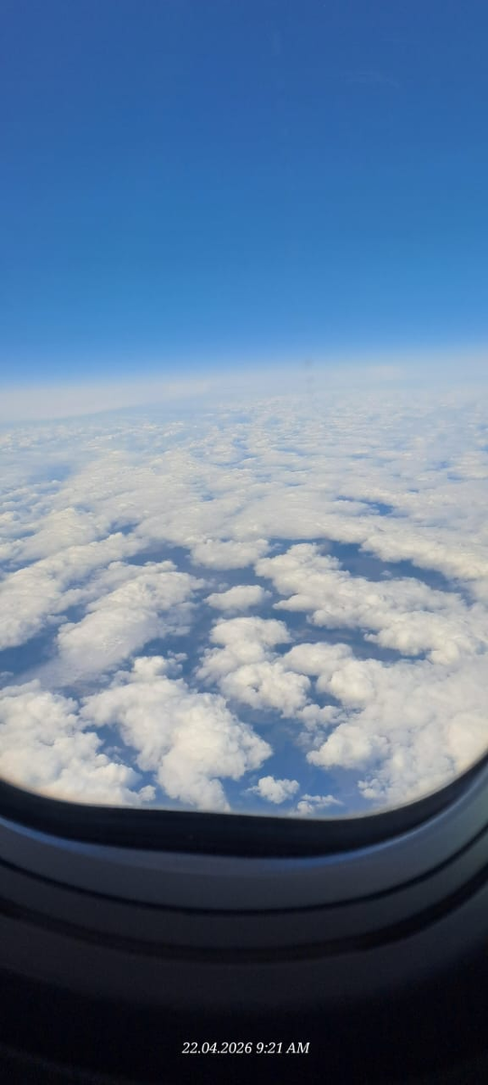 Фото 1 (9:21 утра) — Россия. На этом снимке под крылом плотные белые облака, похожие на «вату», и ярко-синее небо. Судя по времени (около часа после взлета из Шереметьево), мы в этот момент пролетали над европейской частью России. Скорее всего, это район Рязанской, Липецкой или Воронежской областей. 